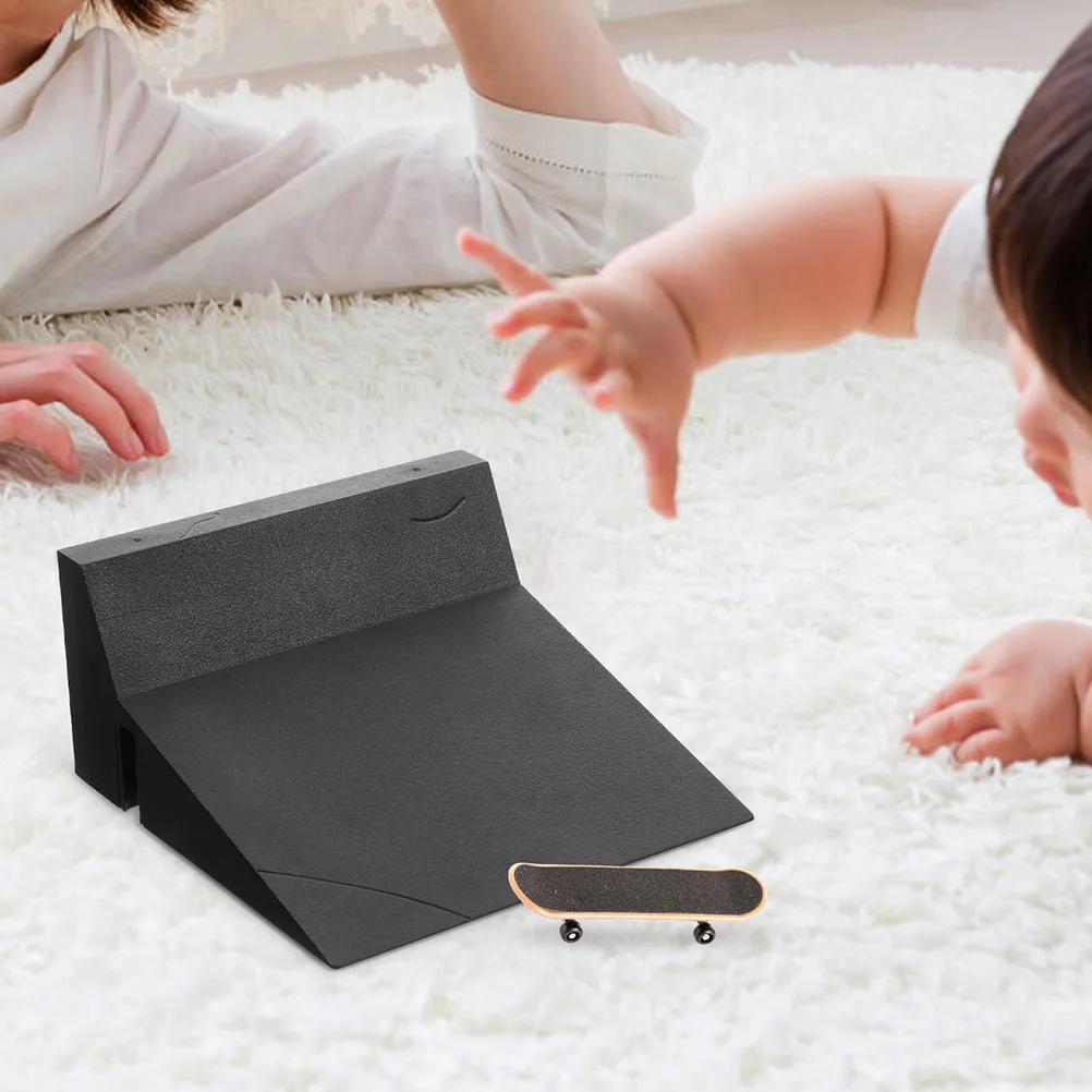 2Pcs 손가락 스케이트 보드 램프 세트 어린이를위한 플라스틱 스케이트 보드 손가락 손재주 훈련 상상력 구축 휴일 선물