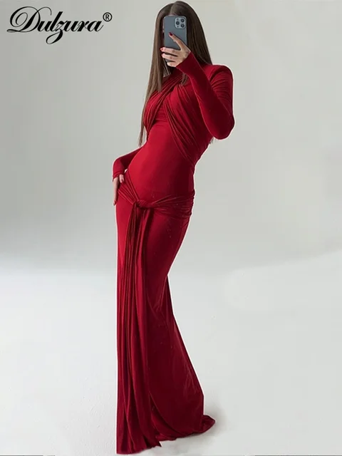 우아함과 섹시의 조화를 위한 Dulzura 어깨 패드 홀터 드레스