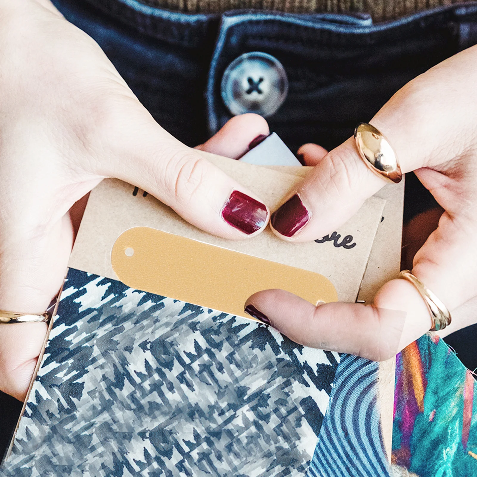 100개 수제 빈 라벨 DIY 의류 태그 의류 재봉 액세서리 창의적인 PU 패치 청바지 및 가방용