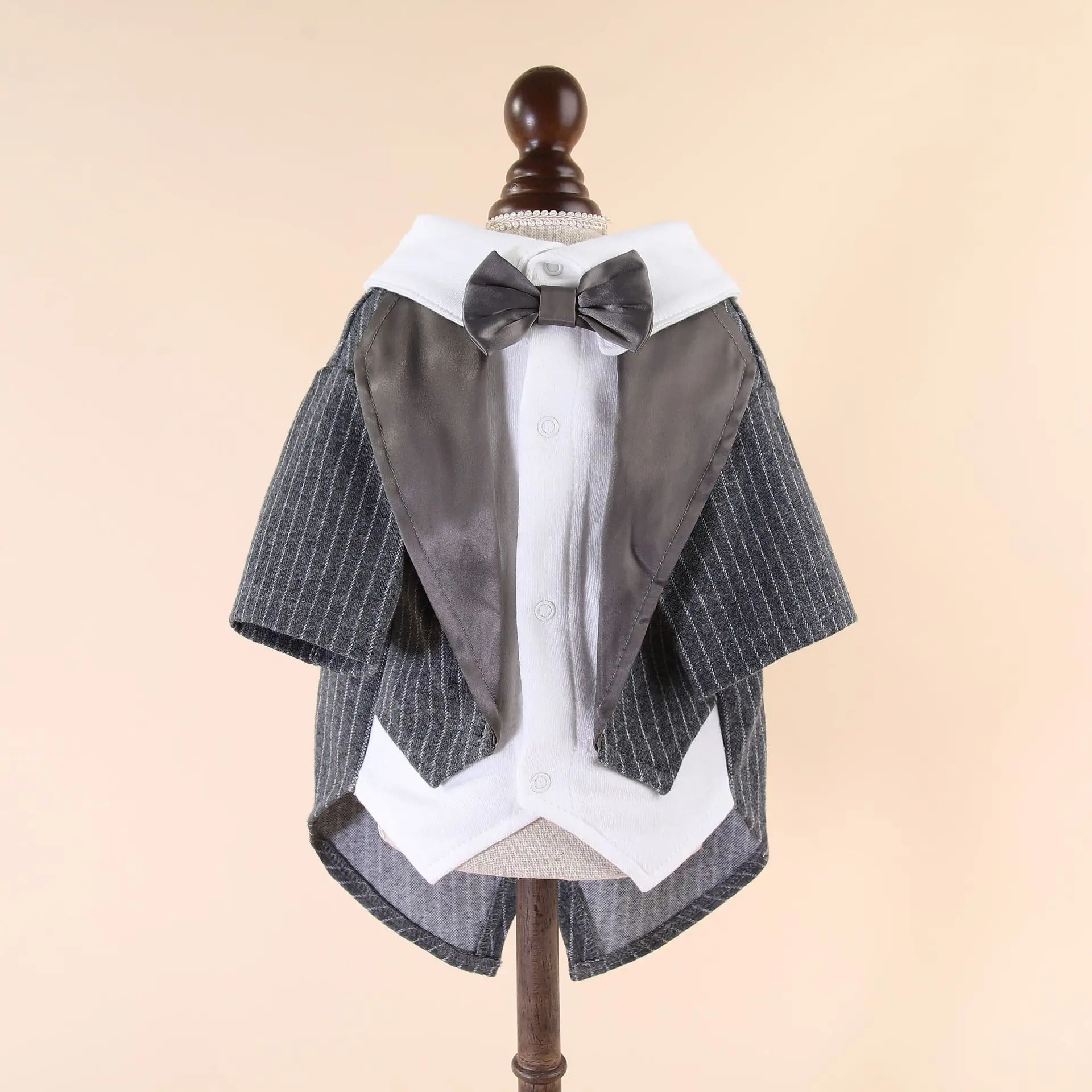 חליפת טוקסידו מעוצבת עם קשירת קשת - תחפושת חתונה ומסיבה רשמית לכלבים קטנים / בינוניים, ביגוד קוספליי לחיות מחמד