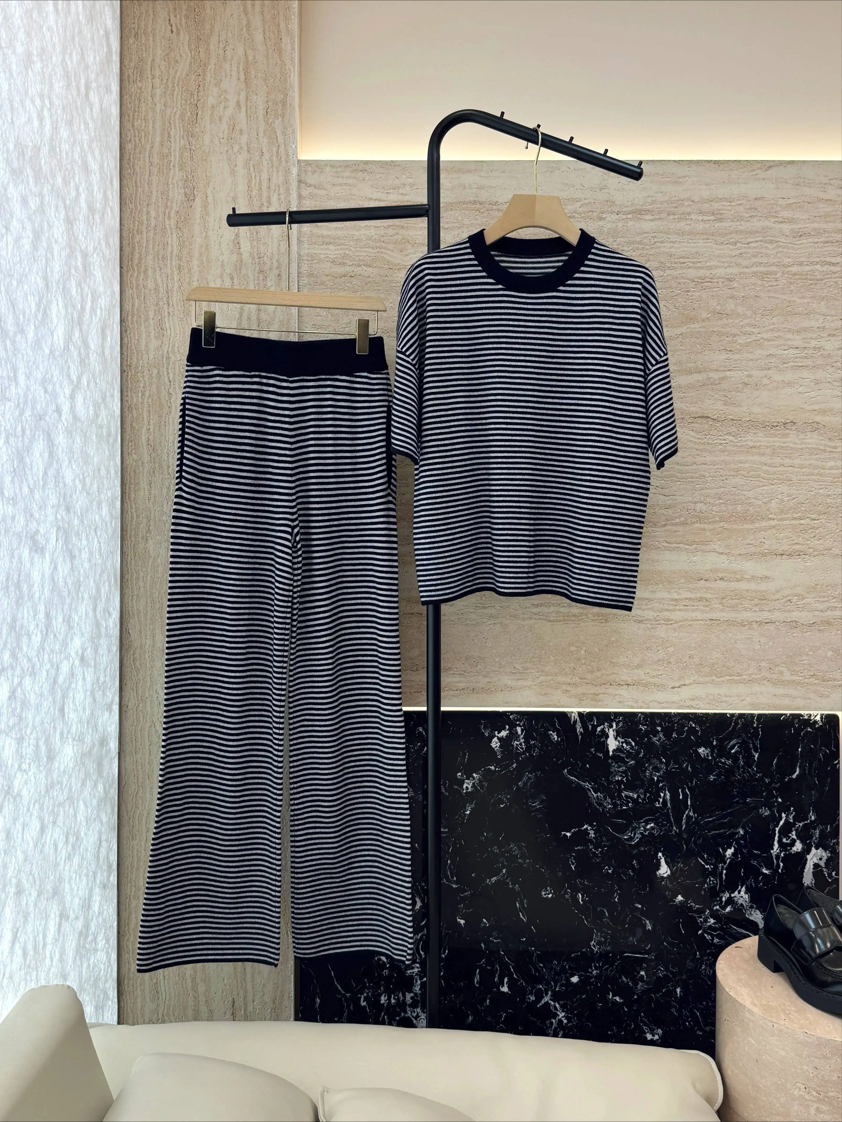 Ensemble deux pièces en tricot rayé à col rond et manches courtes avec pantalon droit ample pour un style décontracté chic d'automne. 1