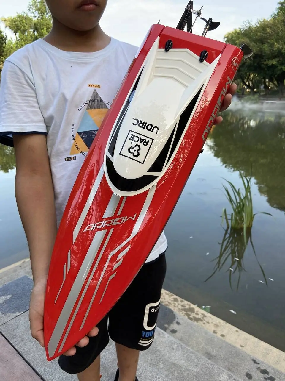 

ed Phantom high-Speed brushless Remote Control Boat 45km/h Competition Type Professional Remote Control Boat Large 64CM (25.2