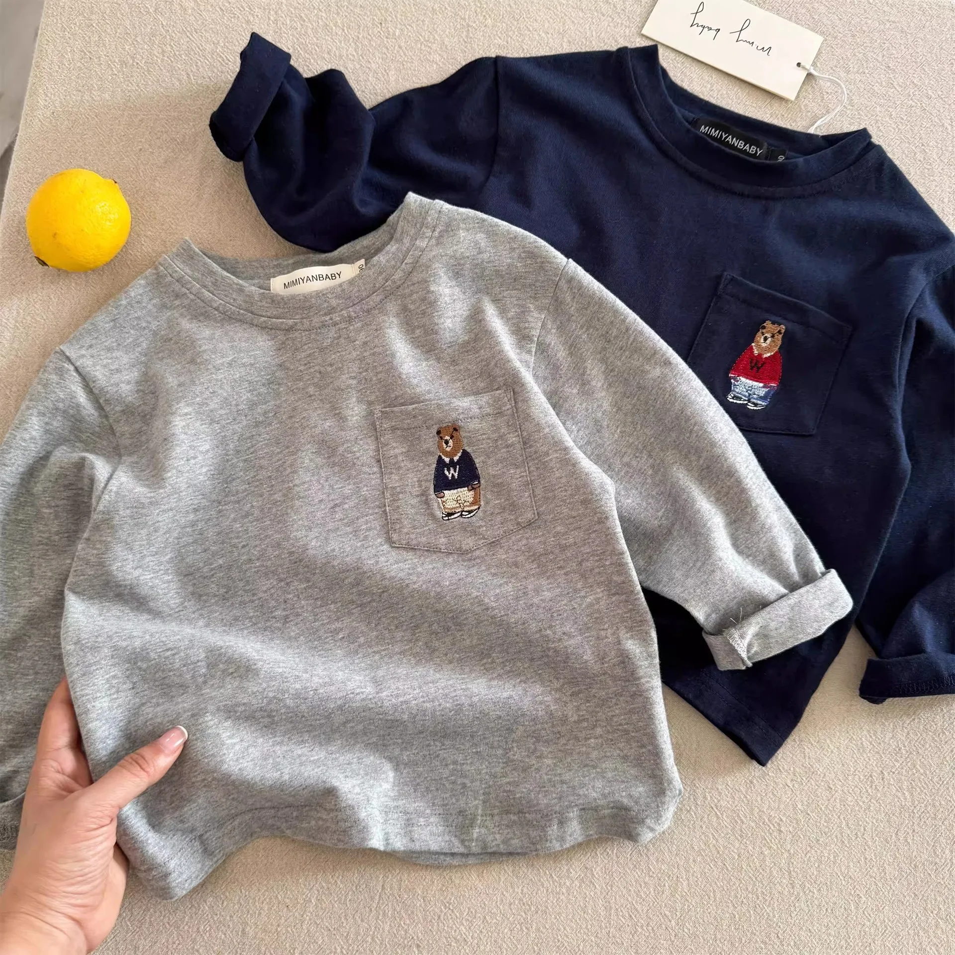 طفل الفتيان تي شيرت الخريف جديد الكرتون الدب التطريز جيب 1-8Y الفتيان بلايز الجولة الرقبة طويلة الأكمام فضفاضة الاطفال طفل الفتيان تيز