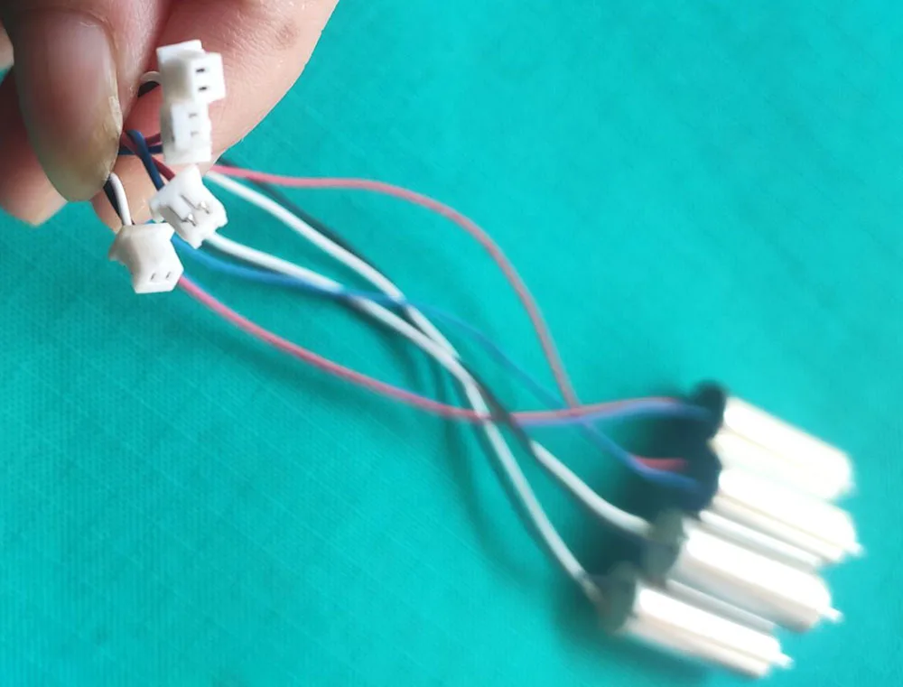 Deux moteurs électriques CW/CCW 8.5x20mm 7.4V pour avion RC, l'un à côté de l'autre.