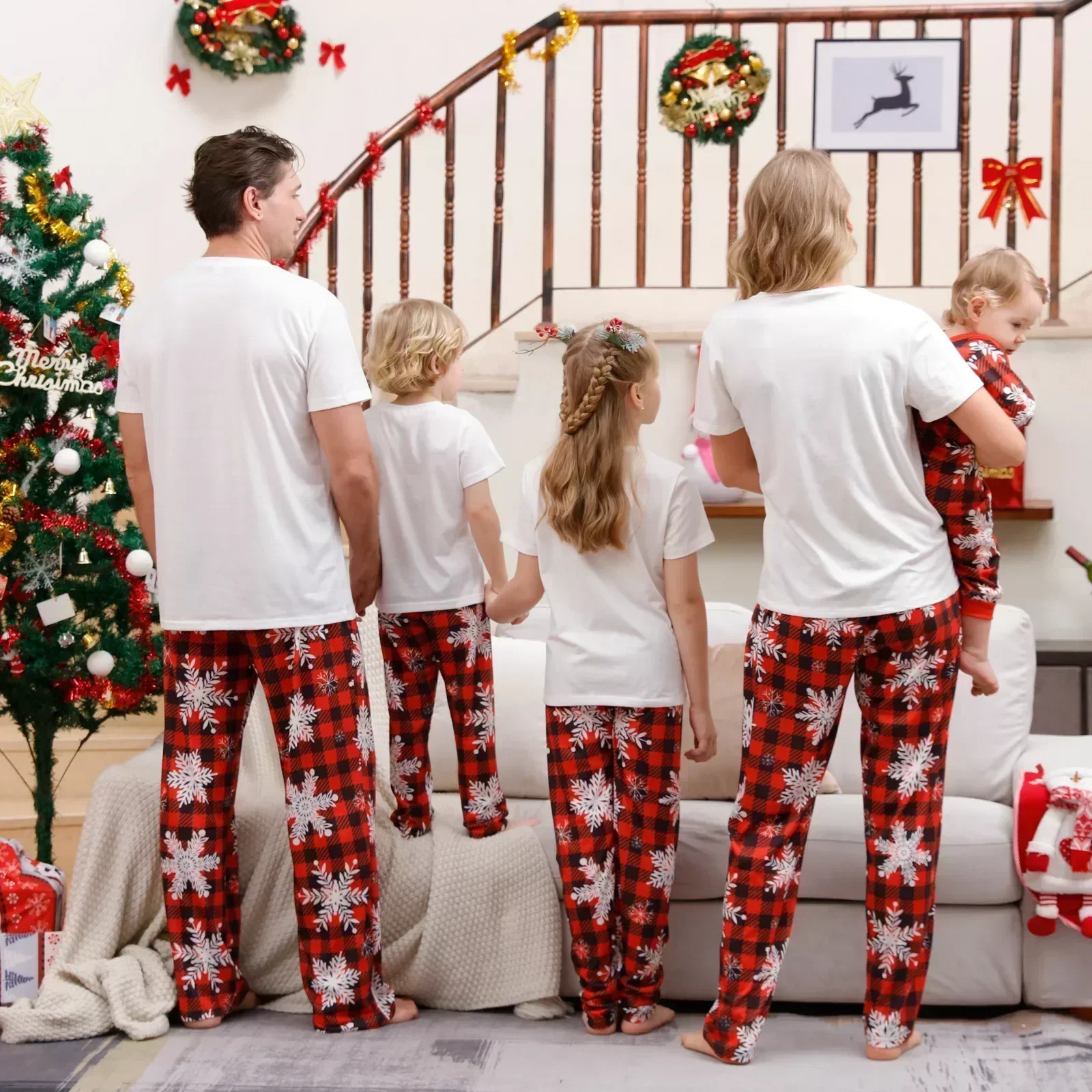 thumbnail image 4 of Conjunto de pijama con estampado de árbol de Papá Noel de Feliz Navidad, manga corta, para adultos y niños, ropa de dormir suave y holgada, pijamas de aspecto familiar navideño, 4 of 5