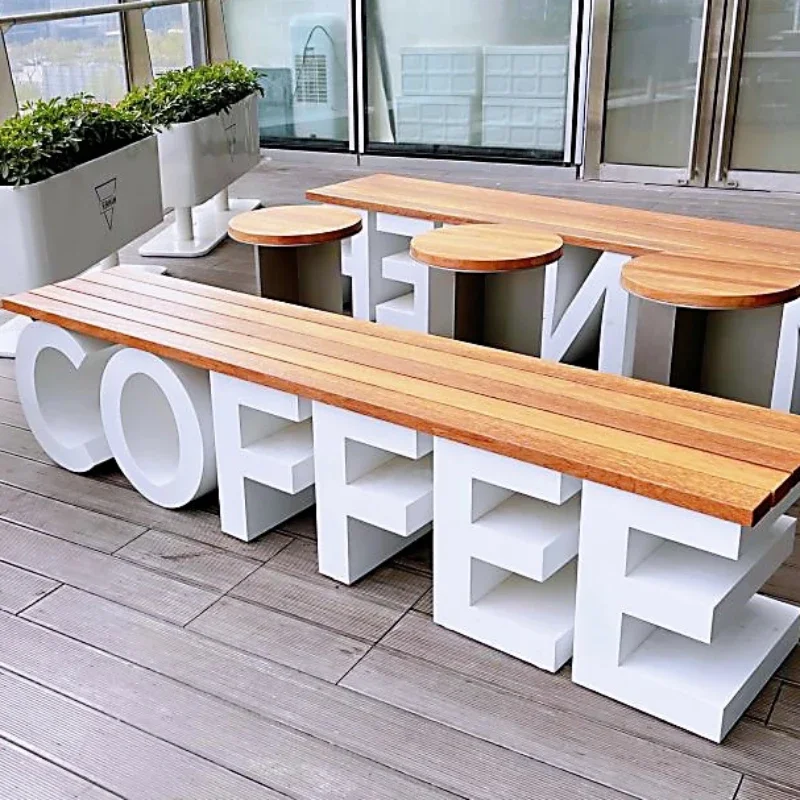 

За пределами Кофейни есть кованые железные креативные буквы, сиденья для карт, Стулья Ожидания уличные скамейки