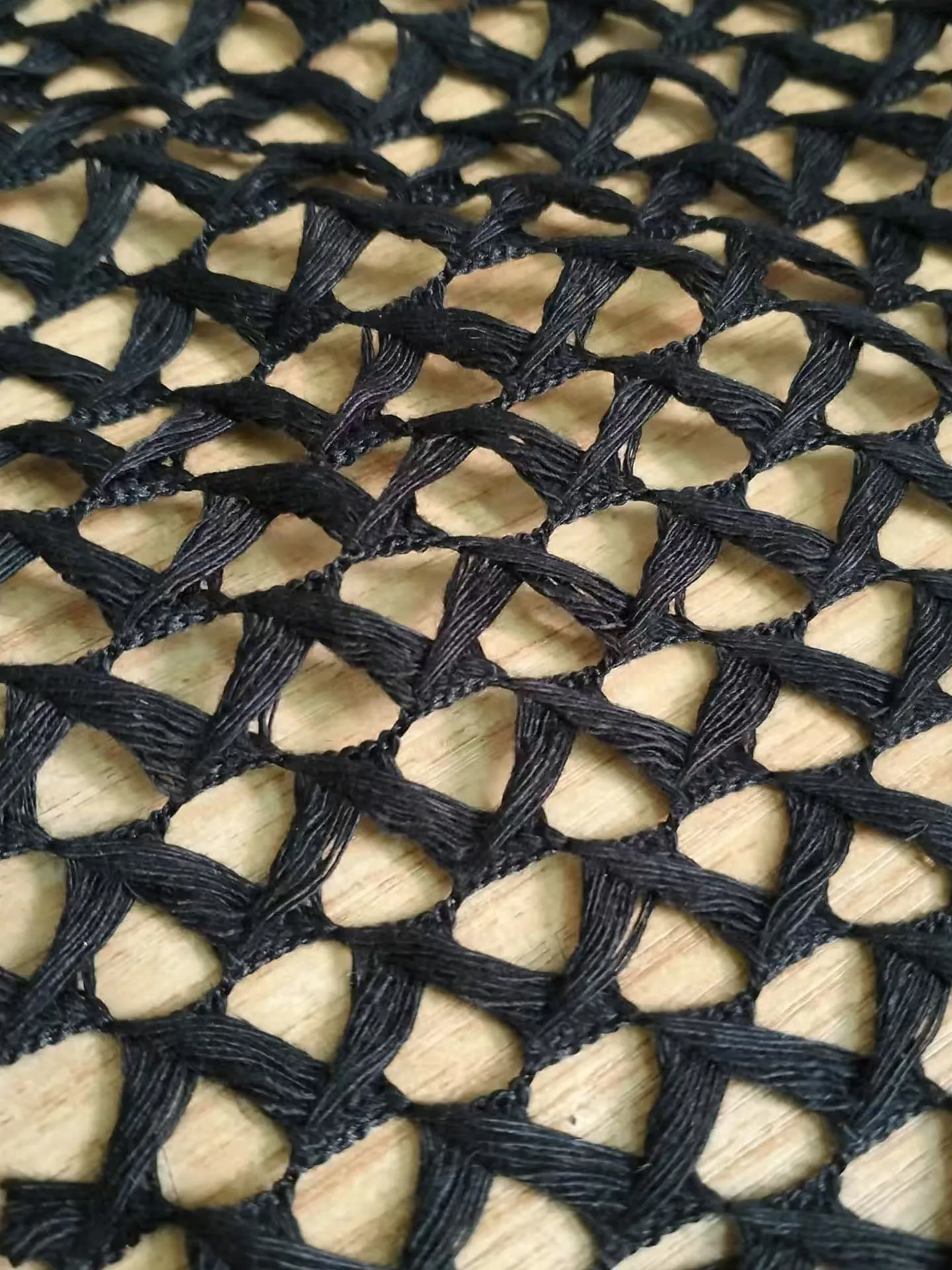 Lot de 1 yard de tulle noir 90x145cm pour masques réutilisables, plié en deux, prêt à être utilisé.