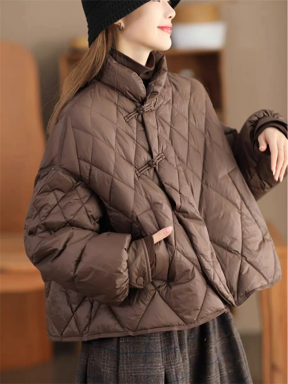 

Retro Lingge New Chinese Slanted Flap Pan Buckle Standing Neck Down Coat for Women's Winter New 90 White Duck Down Warm Coat