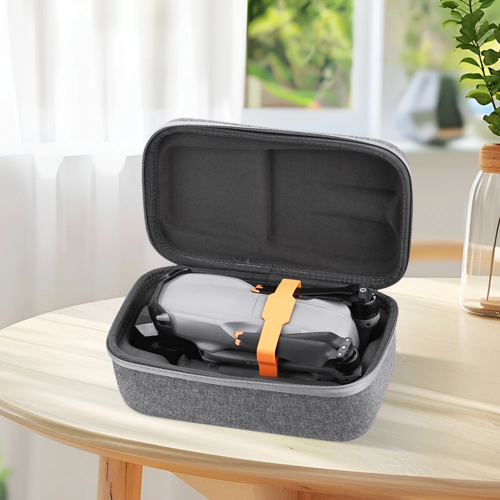 Étui de transport pour drone Air 3S posé sur une table, avec poches extérieures pour accessoires et batterie.