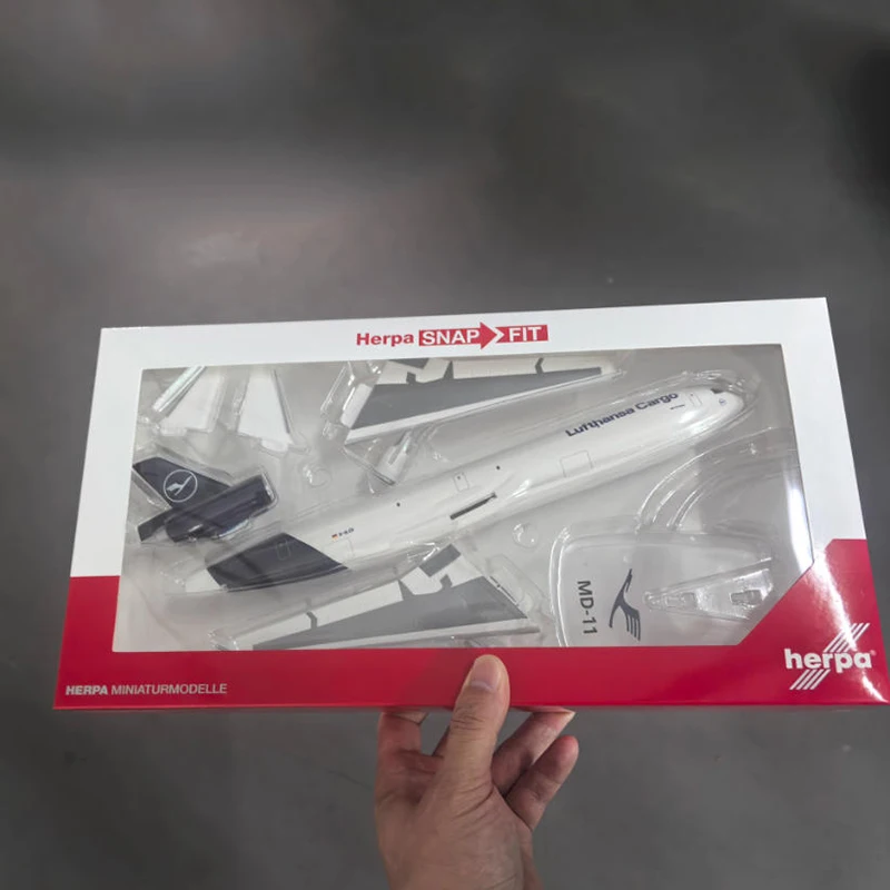 Maquette Avion HERPA Airbus A321P2F Lufthansa Cargo Hello Europe - Échelle 1/200