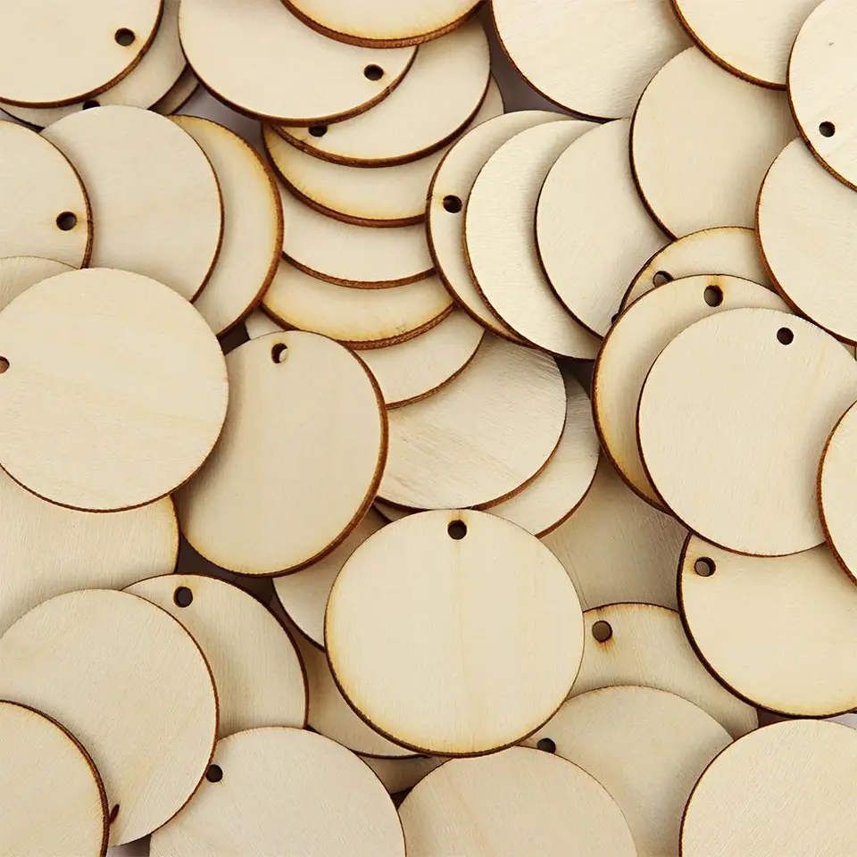 Cerchi rustici rotondi in legno da 50 pezzi con abbellimenti di coriandoli per uccelli e foglie