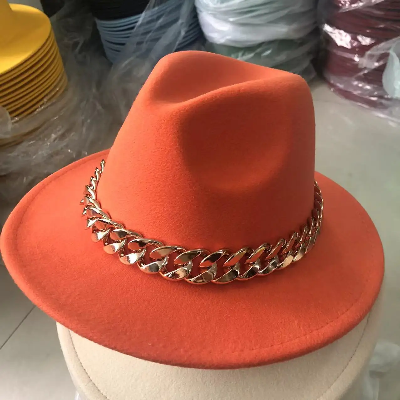 wide brim fedora mens Golden chain Fedora new European and American autumn and winter hats unisex Fedora felt hat blue jazz winter hat кепка мужская red fedora