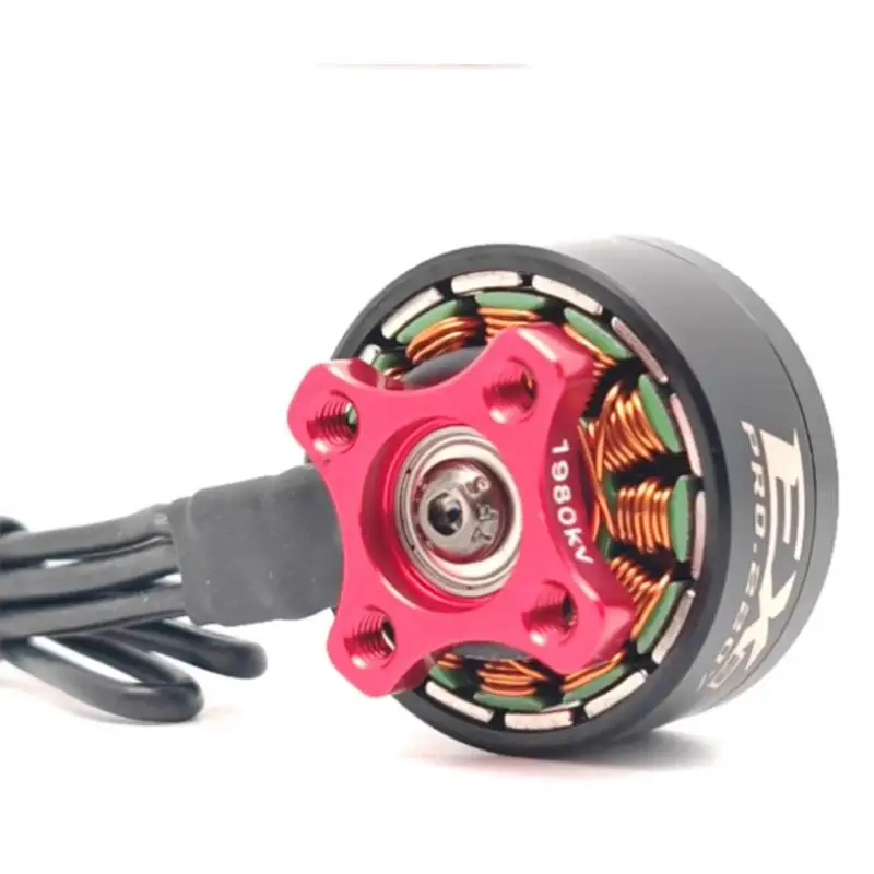 Deux moteurs sans balais RCinpower EX2207 EXV2 2207 PLUS 1980KV et 2500KV côte à côte pour comparaison.