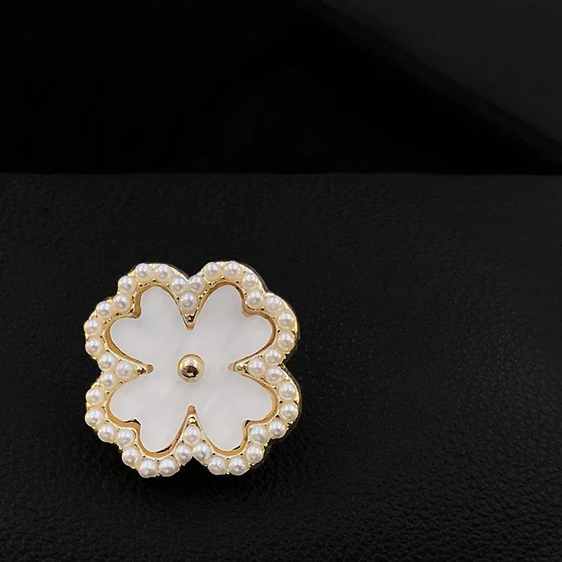 Classic Fashion Four-Leaf Clover Brooch Magnetic Buckle Anti-Exposure Ornament Collar Pin Clothes Accessories Pearl Jewelry 5383