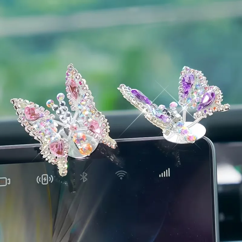 Questa è una delicata decorazione per auto a forma di farfalla. Le sue ali metalliche emettono una luce brillante, rendendolo un'arredamento d'interni unico.
