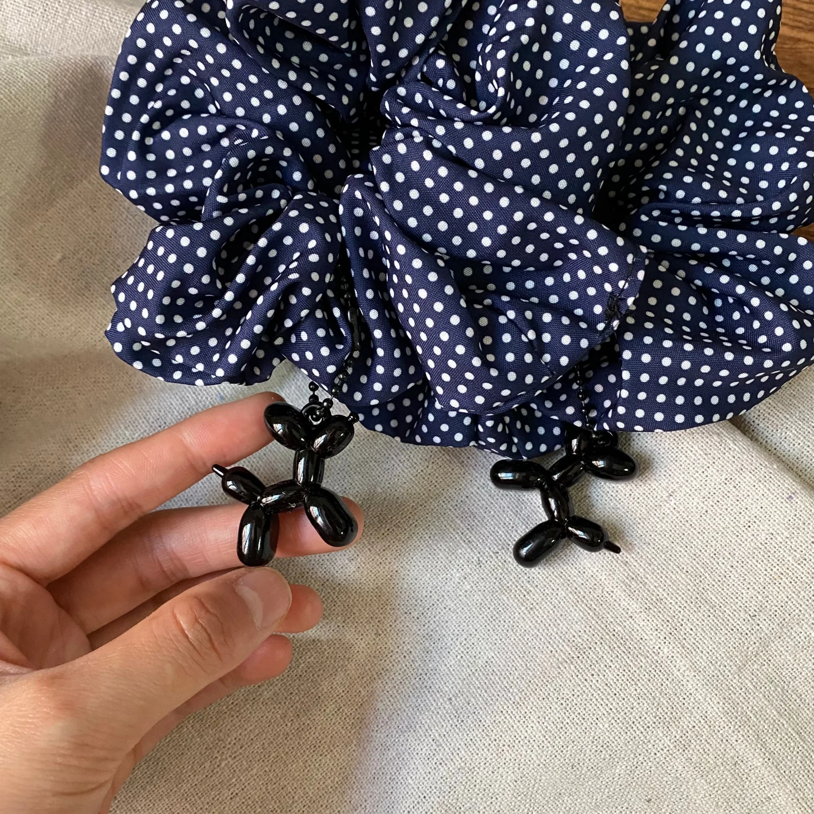 1PC Navy Blue Polka Dot Hair Accessory With Cute Black Balloon Dog Charm For Women, Fashionable Elastic Hair Tie For Daily Wear