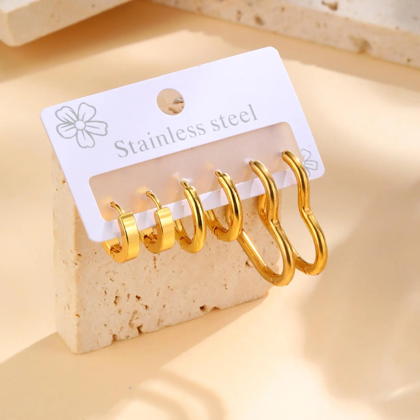 3 Stück geometrische Huggies-Creolen aus Edelstahl für Damen, vergoldete Kreis-Herz-Ohrringe, nicht allergischer, wasserdichter Schmuck – Detail 6