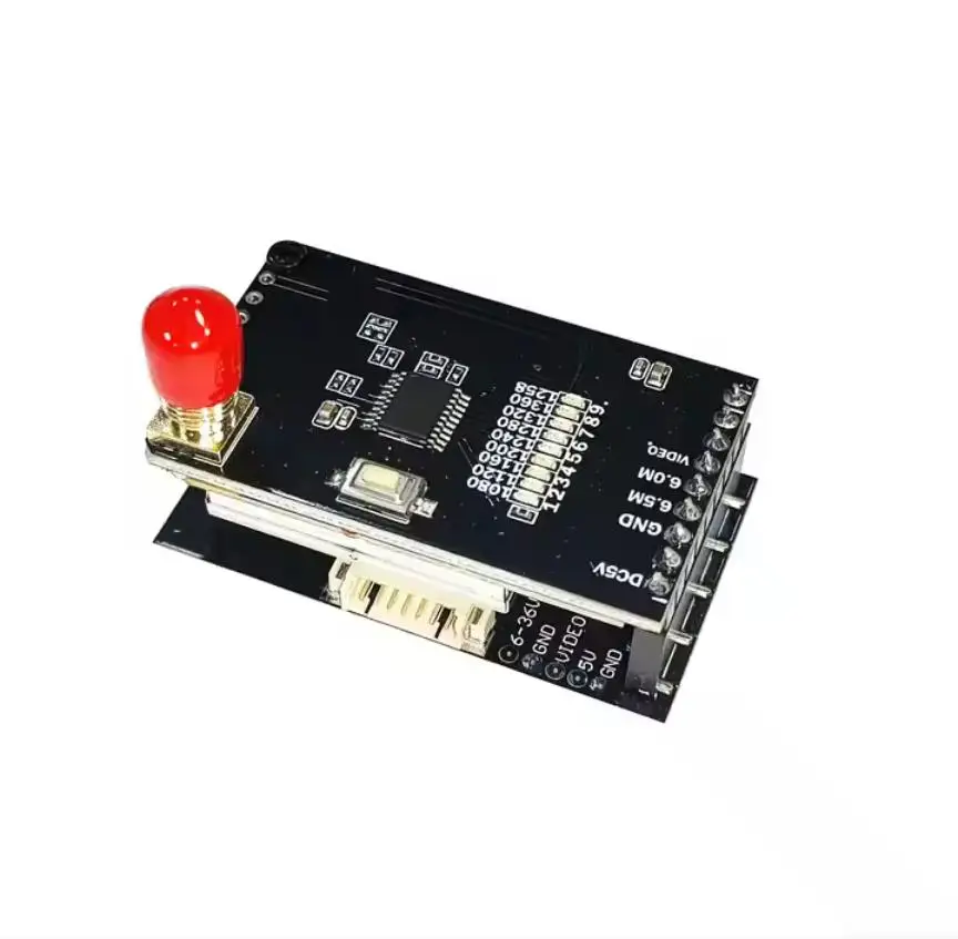 Détail du panneau de contrôle des lunettes FPV 1.2G VRX avec émetteur vidéo, boutons et ports bien visibles.