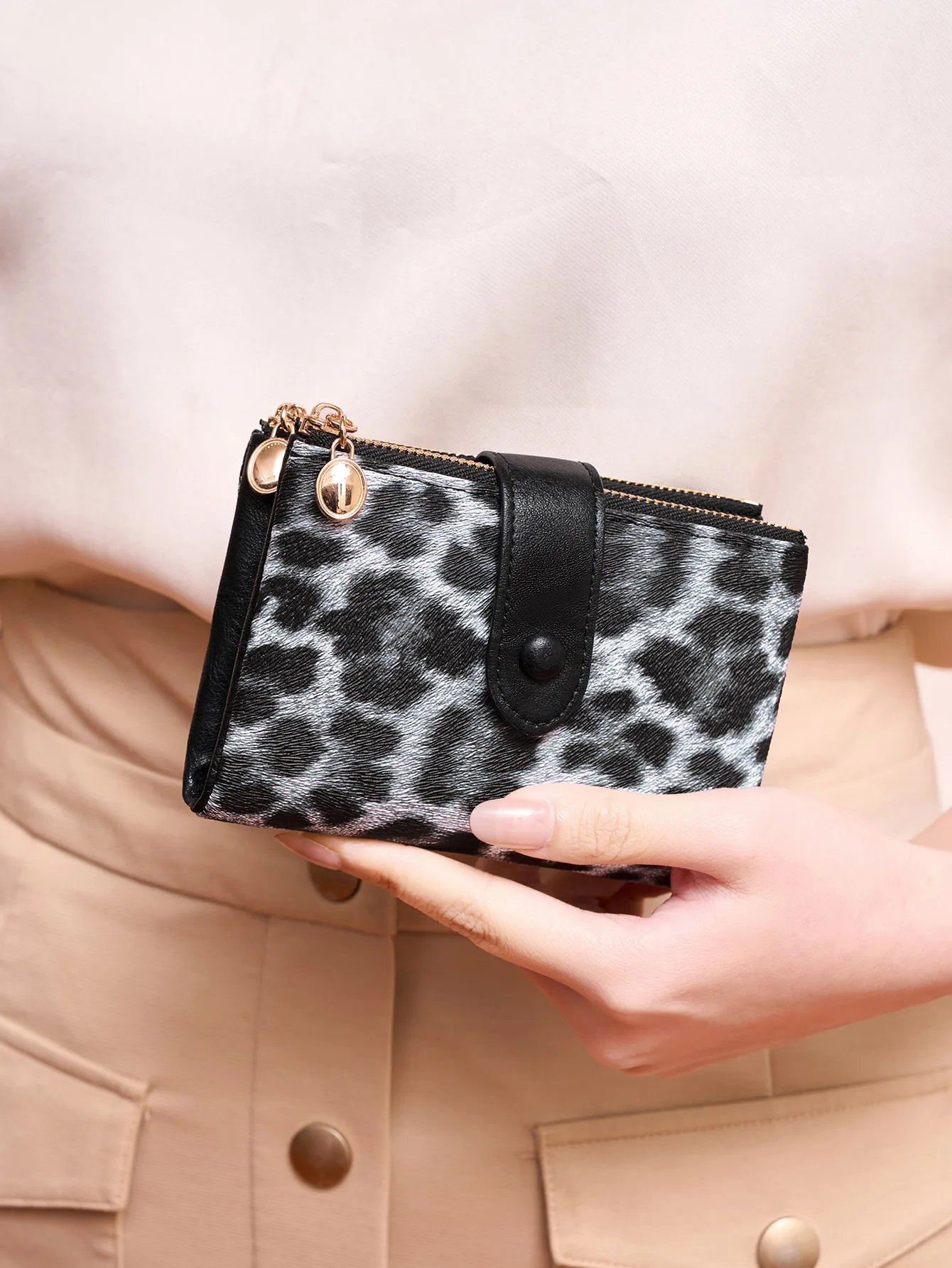 Minimalist Women's Wallet Image 14