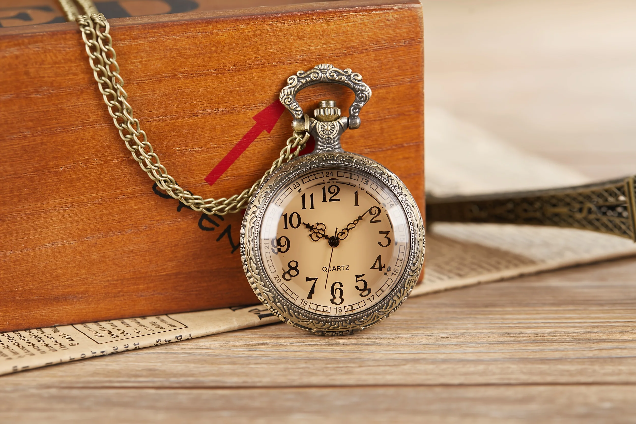 Classic Retro Pocket Watch Simple Digital Face Hanging Chain Brown Flip Cover Men Quartz Hanging Watch Suitable for Gift Giving