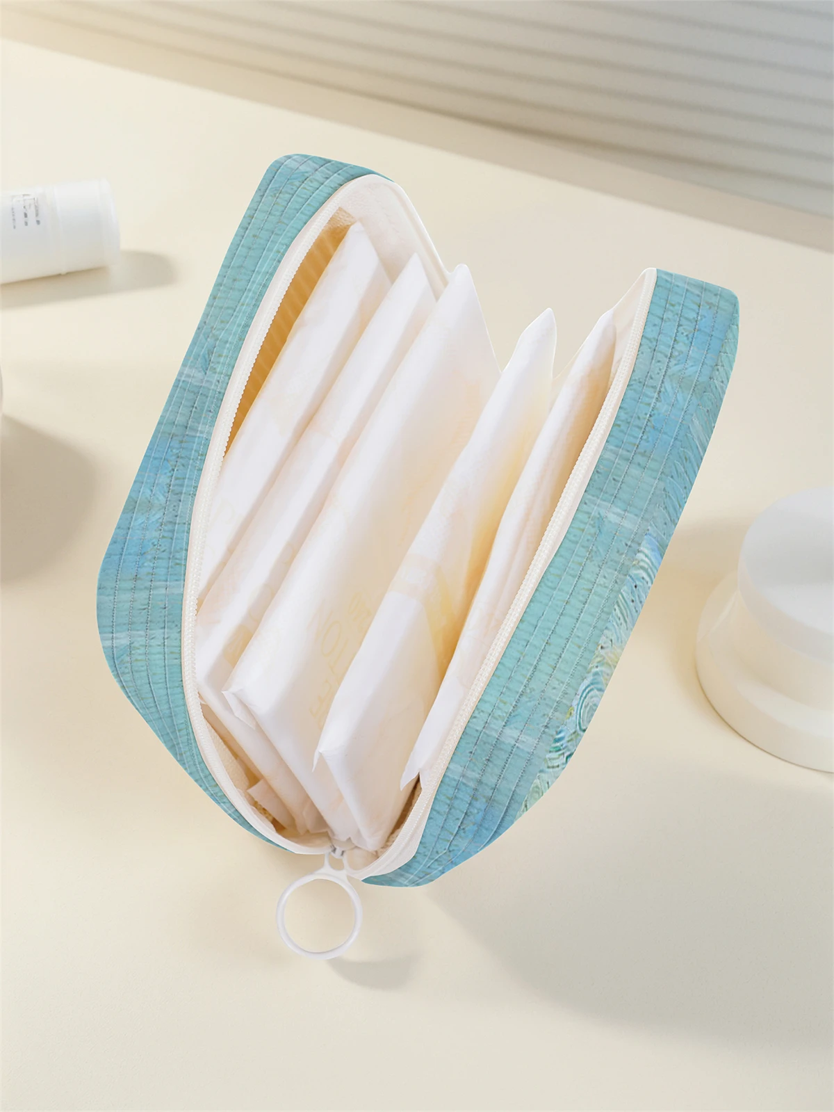 Cute cartoon cat pattern printed sanitary napkin storage bag, women's lightweight tissue bag, sanitary tissue bag