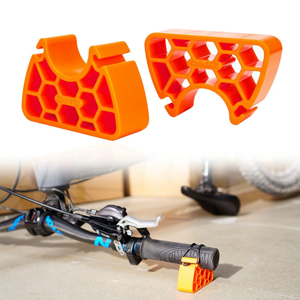 Оранжева скоба на кормилото, монтирана на велосипед