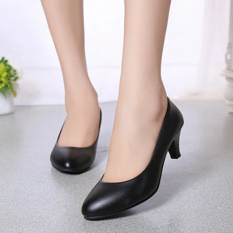 

Patent Leather Retro High-heeled Women's Shoe Pointy Toe Chunky Heel Pumps 2023 Spring Autumn Pointed Shallow Mouth Shoes
