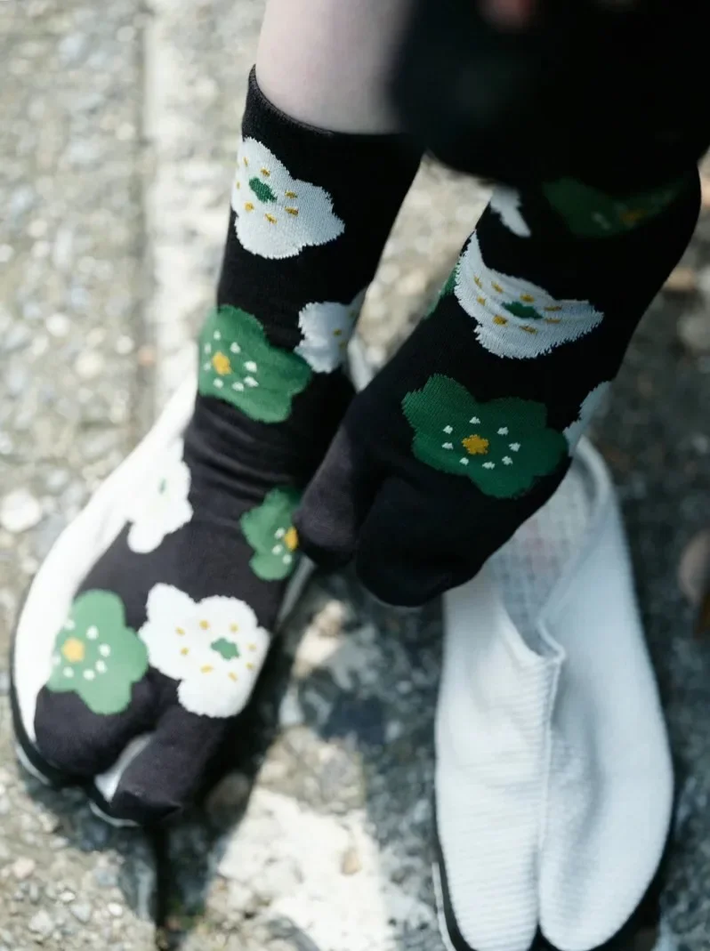 Cartoon Kunst Tabi Socken für Frauen japanische Harajuku Split Toe Socken hochwertige gekämmte Baumwolle dünne Crew süße zwei Zehensocken – Detail 4