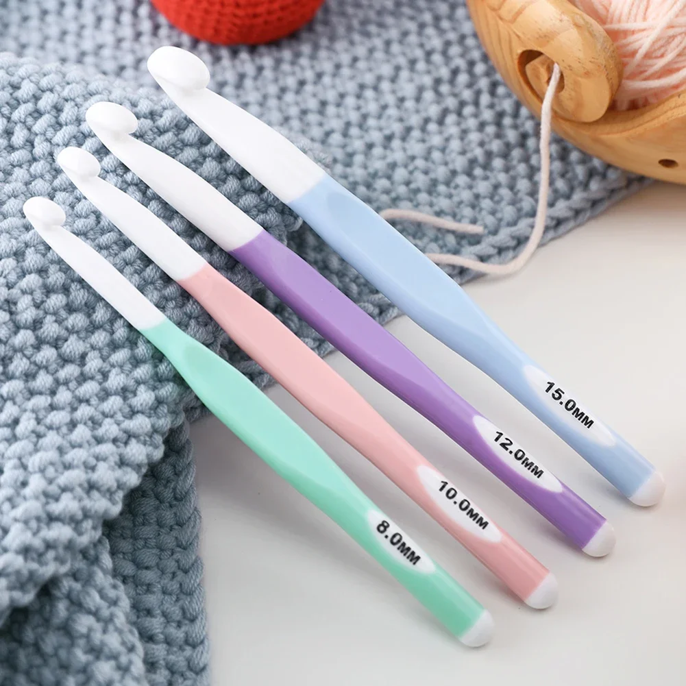 

4pcs Knitting Crochet Comfortable Plastic Crochet Needles Smooth Yarn Craft Crochet Needles with Scale for Hand-Knit Accessories