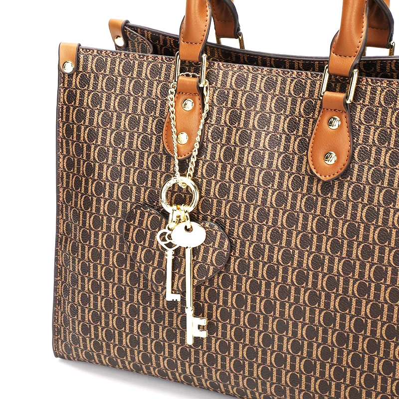 حقيبة كتف نسائية من تصميم CH، تتميز بتصميم بسيط عل...