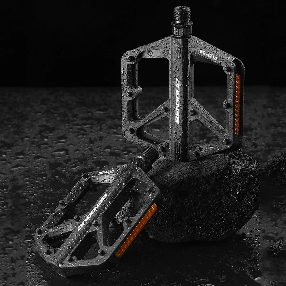 Double DU Bearing Nylon Bicycle Pedals with Reflector Mountain Road Bike Flat Pedals Bicycle Platform Pedals for Night Riding