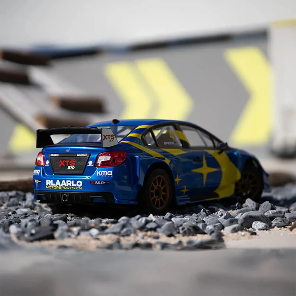Vue de côté de la voiture RC Brushless 1/10 Tout Terrain, montrant le design aérodynamique et les détails du châssis carbone.