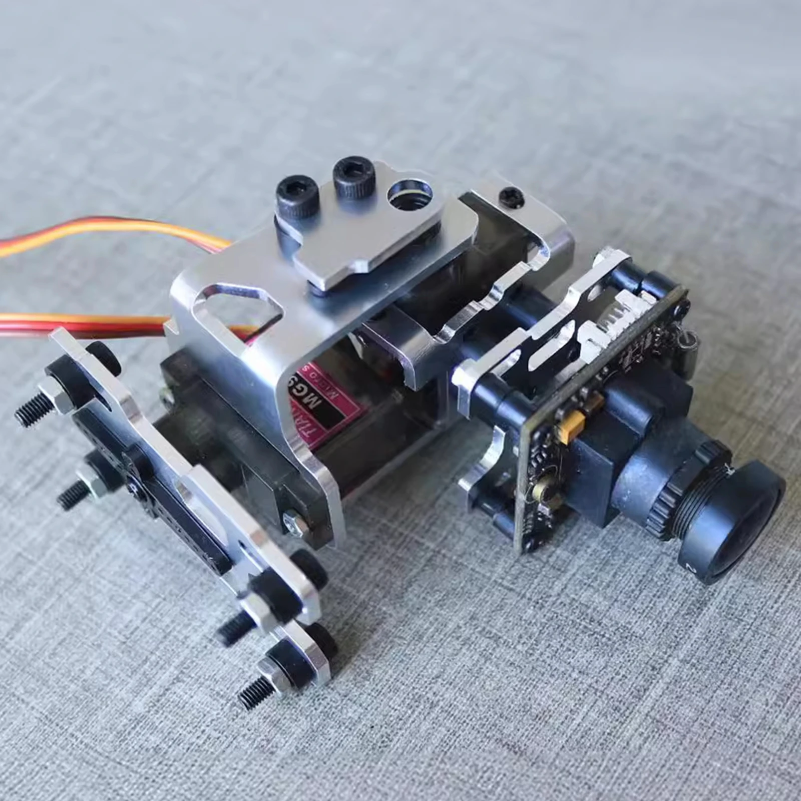 Vue rapprochée du gimbal FPV 2 axes montrant les servos métalliques et les axes de rotation