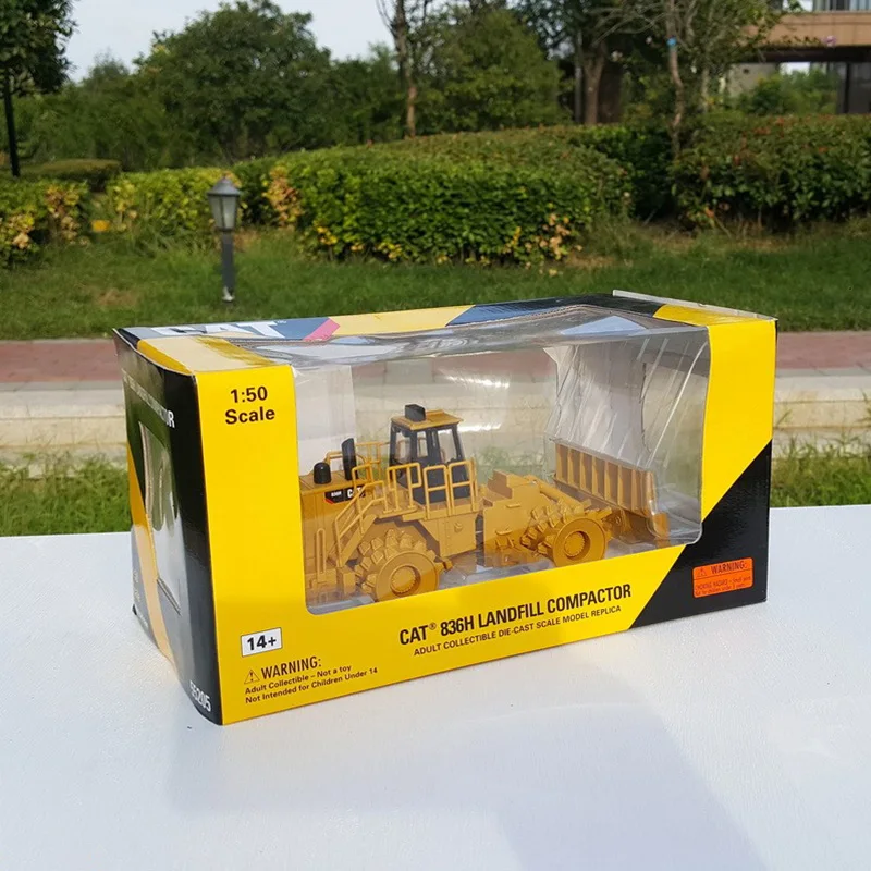 1／50スケール CAT 836H LANDILL COMPACTOR 1:50 1:50 Cat 836 Landfill Compactor — Diecast Masters America