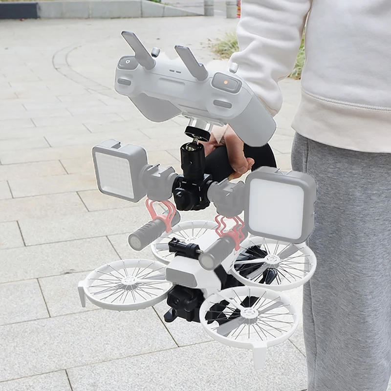 Utilisateur tenant un DJI Mavic Air3 équipé du support drone en U, prêt à décoller avec la poignée stabilisatrice bien en main.