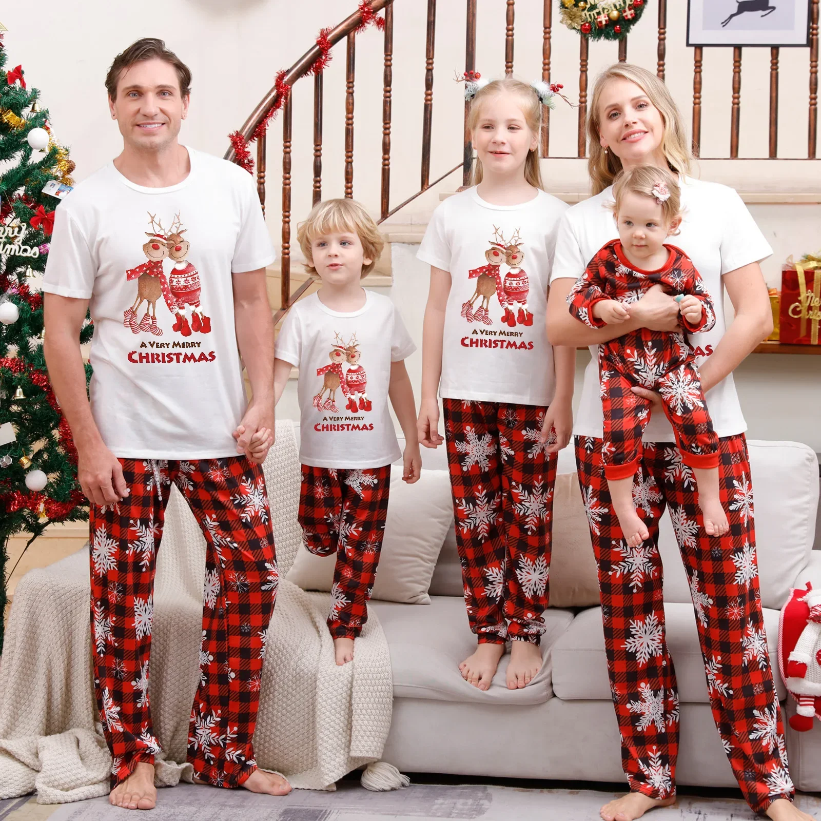 Nuevo conjunto de pijamas con estampado de árbol de Papá Noel de Feliz Navidad, de manga corta, para adultos, ropa de dormir suave y holgada, pijamas de aspecto familiar navideño