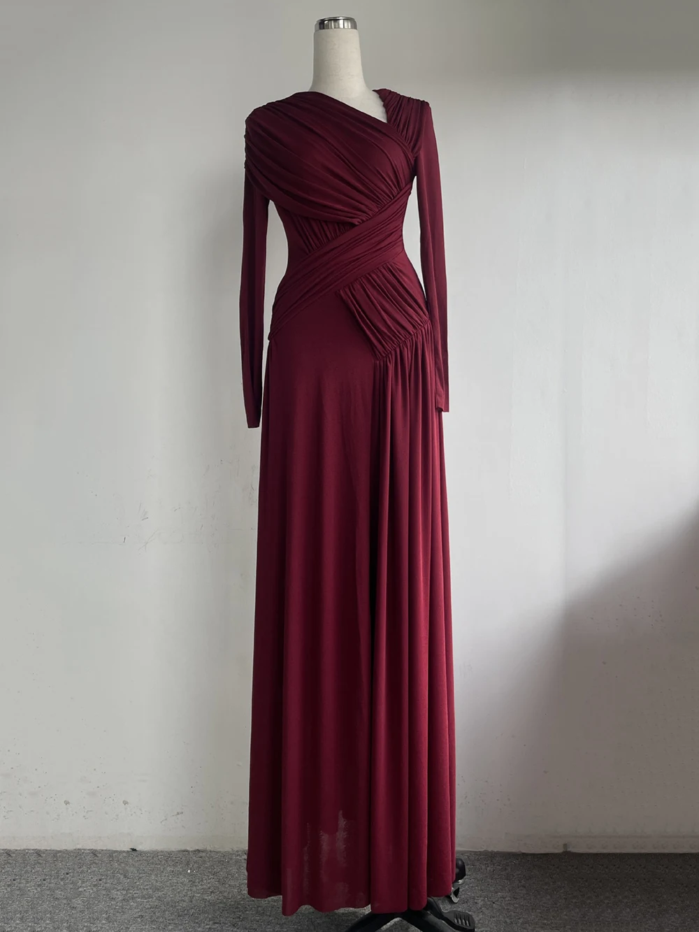 فستان طويل عنابي بكسرات ناعمة