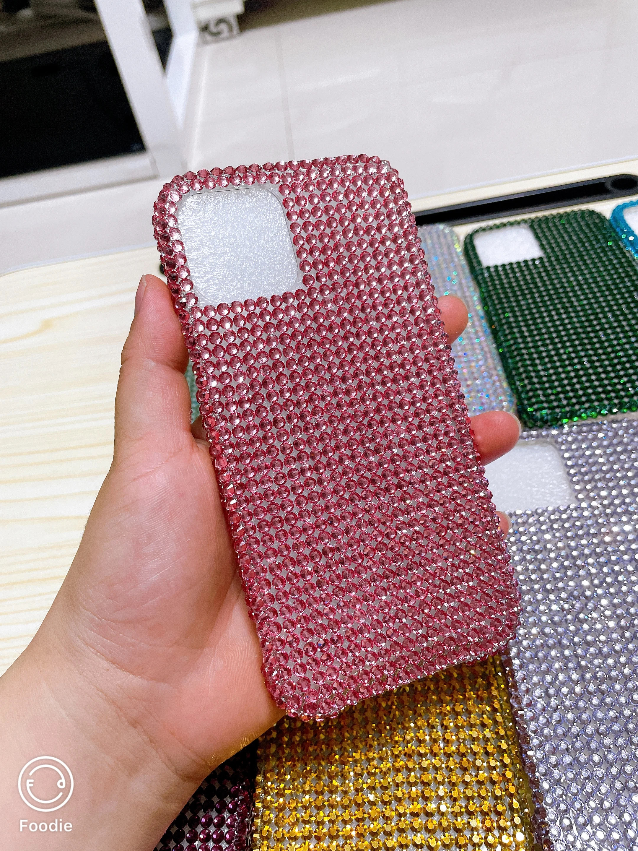 Custodia Glitter Con Diamanti E Sfera Peluche Per IPhone (dalla Serie 11 Alla 17 Pro Max)