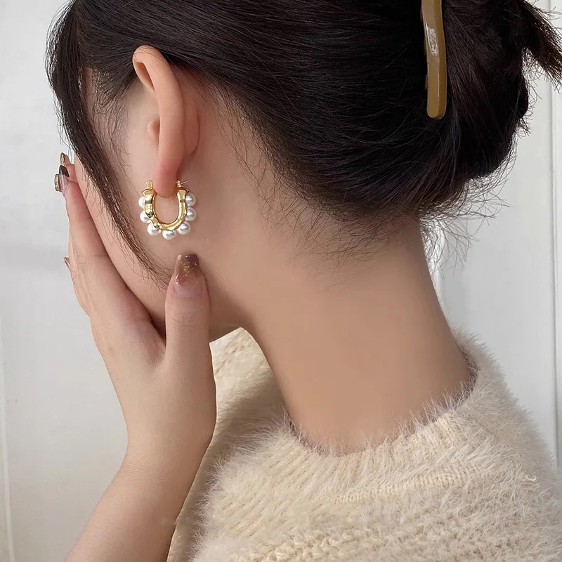 Stilvolle U-förmige Creolen, goldene, elegante Ohrringe mit Imitationsperlen, luxuriöse Accessoires für Hochzeiten und Partys, Geschenke für Damen. – Detail 7