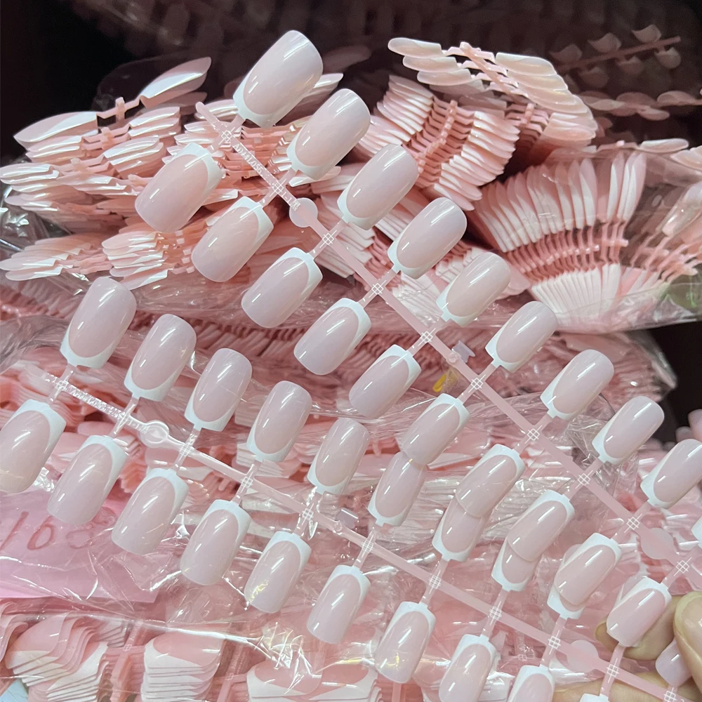 120pcs 손톱 팁에 창백한 핑크 프렌치 프레스 광택 짧은 사각형 프렌치 풀 커버 가짜 손톱 부드러운 무해한 달콤한 봄 거짓