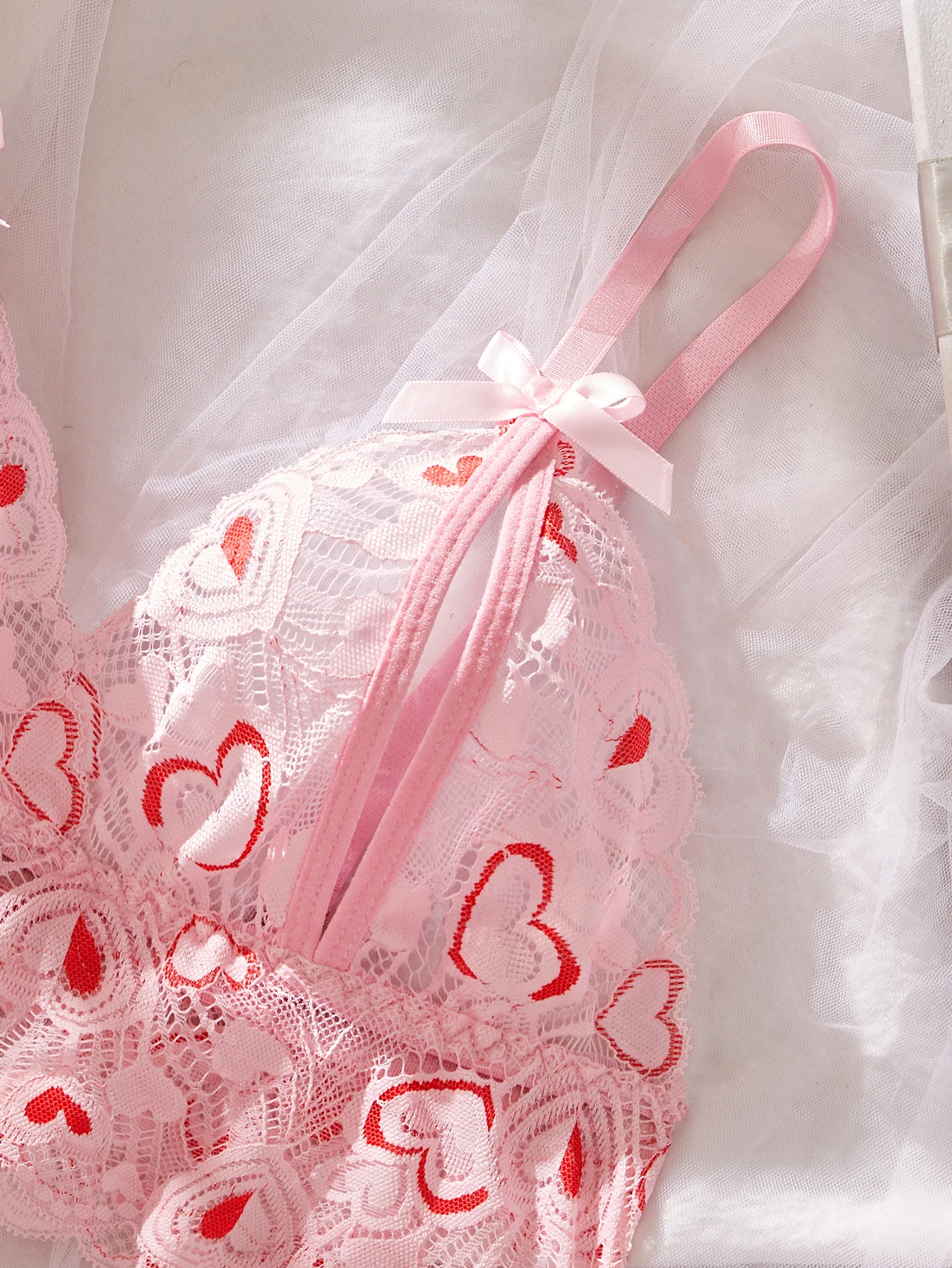 Ensemble de lingerie sexy à bretelles pour femme, soutien-gorge et culotte en dentelle à imprimé cœur, avec découpes et entrejambe ouvert, vêtements intimes
