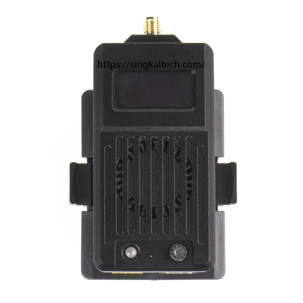 Détail du connecteur d'antenne et des boutons latéraux sur l'émetteur-récepteur radio professionnel