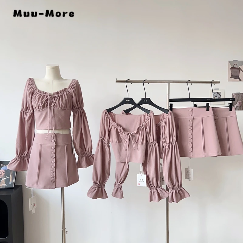 

Женский комплект из двух предметов, привлекательный однотонный облегающий топ с квадратным вырезом и рюшами и мини-юбка-трапеция, привлекательный костюм с юбкой, 2023