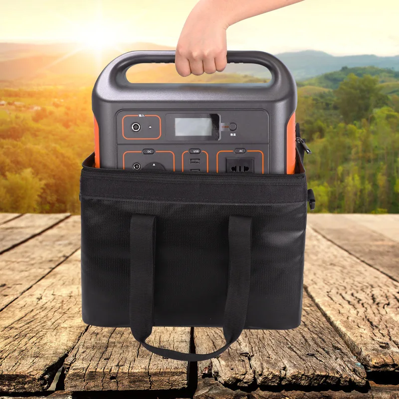 Sac de transport ignifuge et étanche pour batterie de drone, porté à l'épaule par une personne.