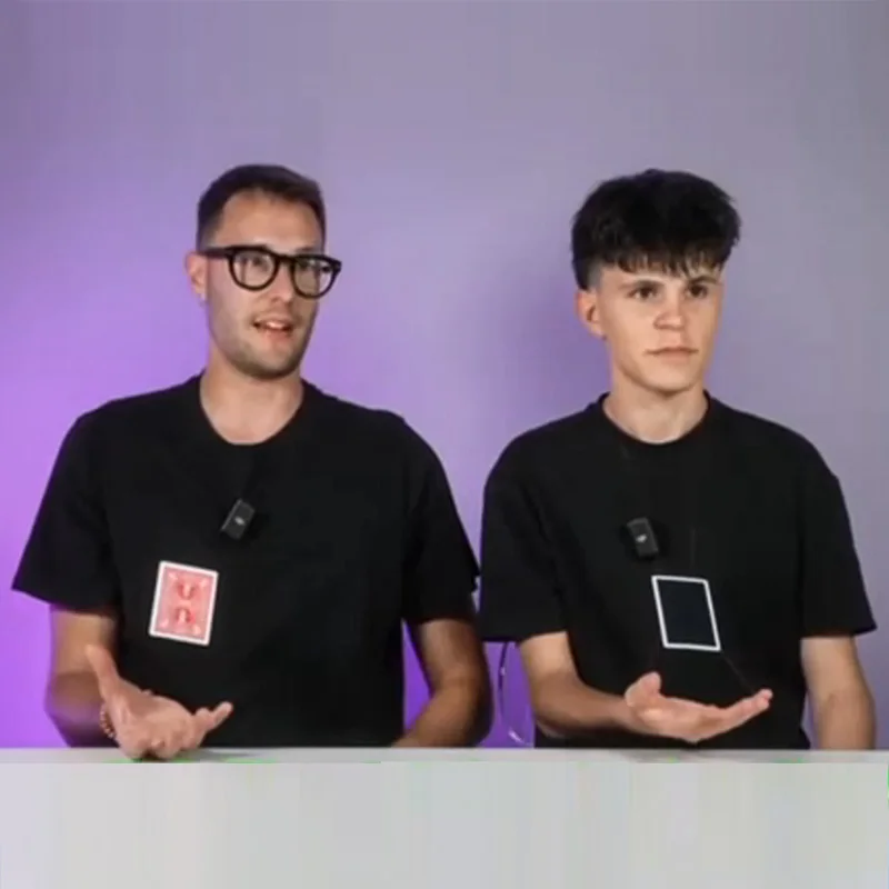 레비타스 블랙풀 컨벤션의 카드로 작동하는 공중에 떠 있는 물체 이동 효과는 관객들을 놀라게 했다. 무대 마술 트릭.