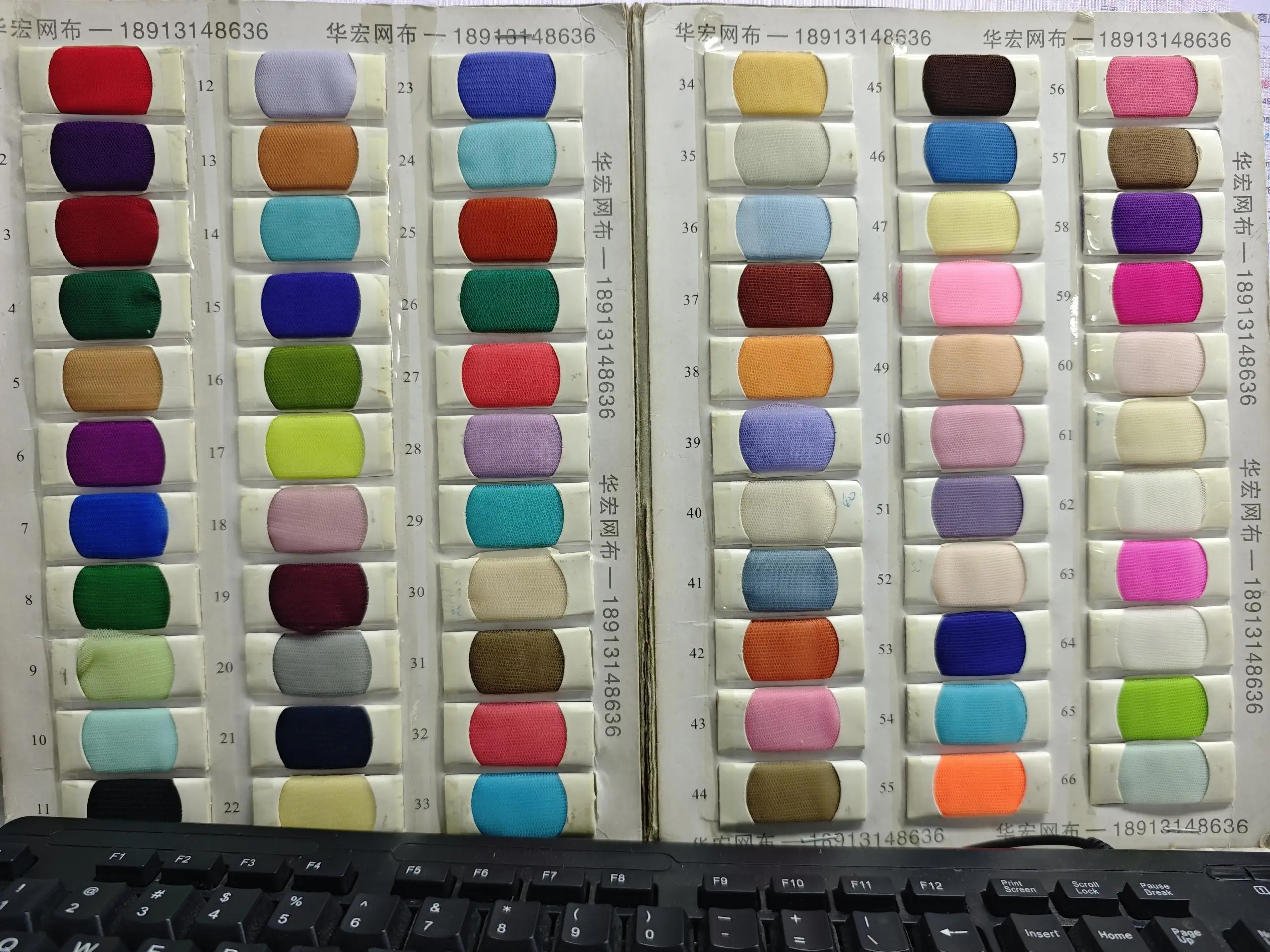 فستان أحمر بتصميم وردة ثلاثية الأبعاد