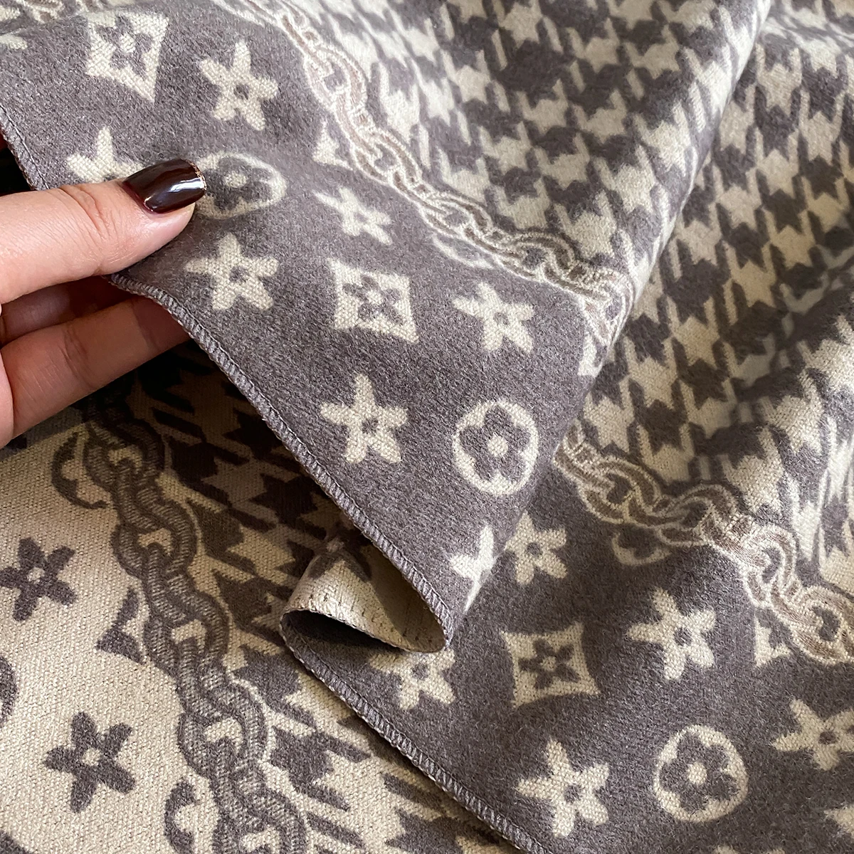 New Elegance Houndstooth Print Scarf Soft Warm Fringe Pashmina Jacquard Shawl Autumn and Winter Coldproof Windproof Blanket