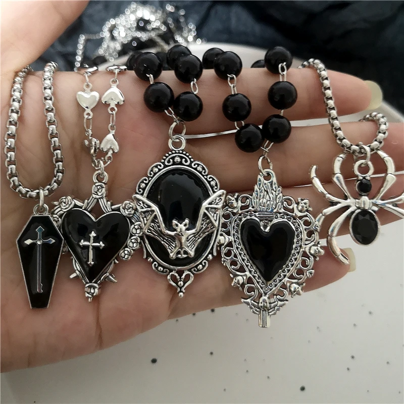 Gothic Fledermauskreuz-Anhänger mit dunklem Dornenherz und schwarzer Perlenkette, personalisierter Y2K-Halloween-Charm, Grunge-Schmuckgeschenk_voghion.com