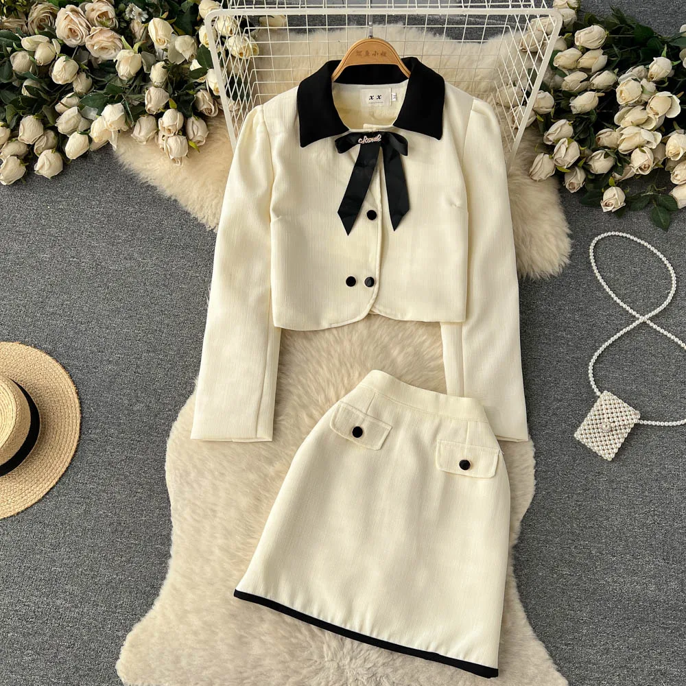 

Spring Small Fragrant Wind Bow Collision Color Lapel Short Section Long-sleeved Jacket + Hip A-line Short Skirt Two-piece Set