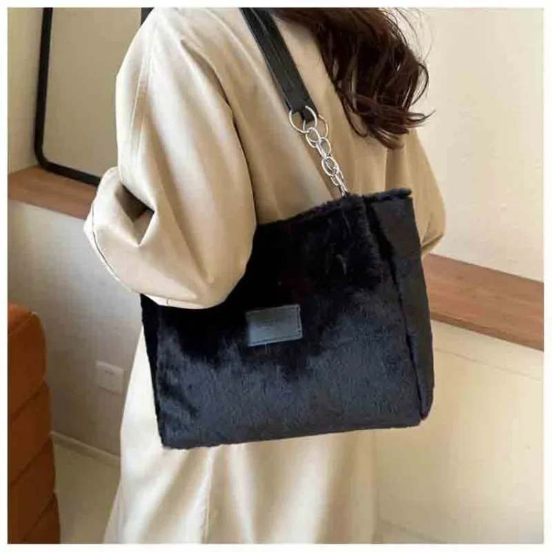 A Fashion Large Capacity Commuter Shoulder Bag for Women's New Student Class Tote Bag Winter Fashion Shoulder Bag Tide